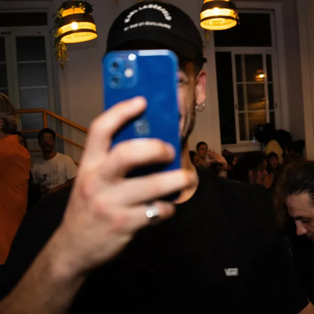 Roberto Val a tirar uma fotografia